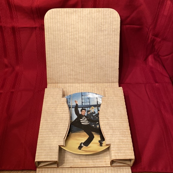 Elvis Presley: Looking at a Legend Delphi Collector Plate - 8 1/2” - Picture 7 of 7